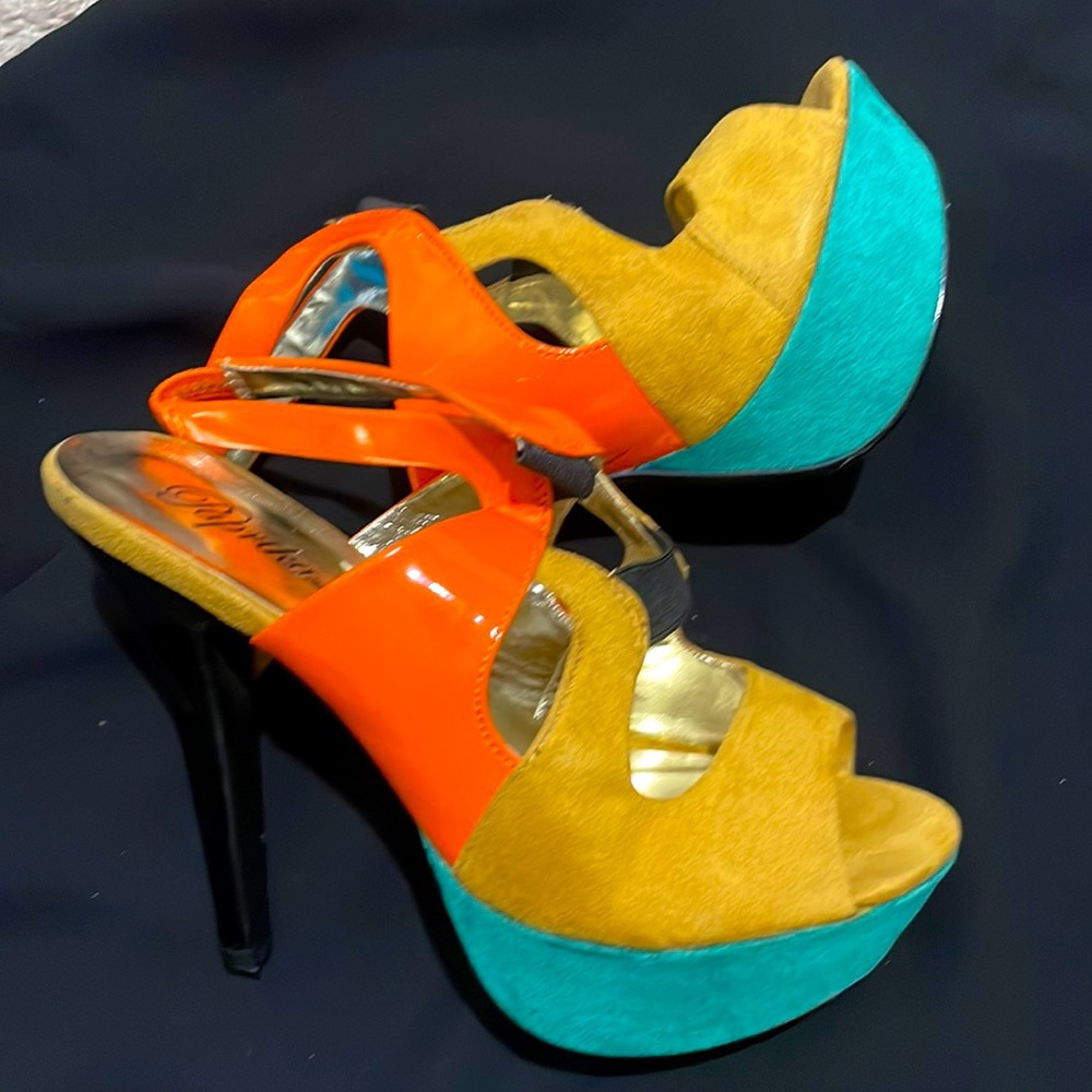 Paprika size 8, never wore